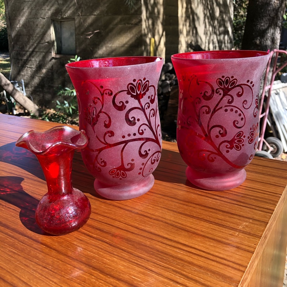 Bundle of 3 red vases